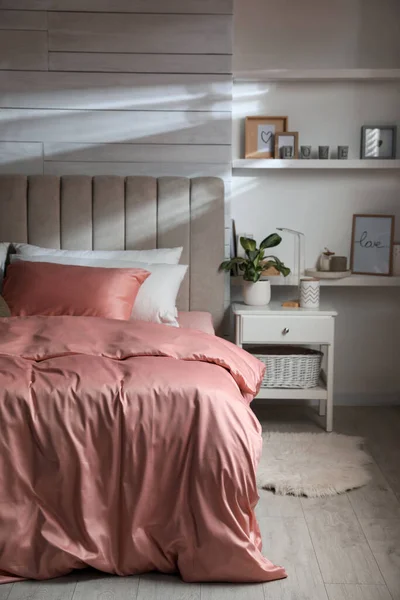 Bed Beautiful Silky Linens Stylish Room Interior — Stock Photo, Image