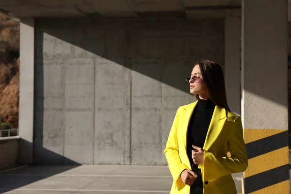 Mujer Joven Moda Que Lleva Traje Elegante Con Chaqueta Amarilla — Foto de Stock