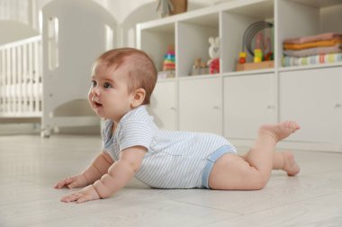 Şirin Bebek evde yerde sürünüyor