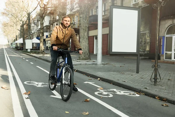 Heureux Bel Homme Vélo Sur Voie Ville — Photo