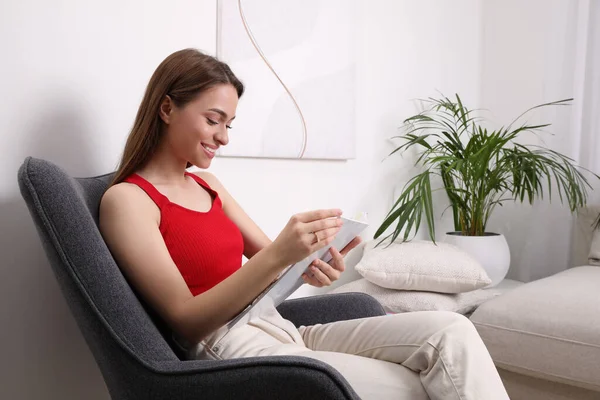 Young Woman Reading Cooking Magazine Home — Stock Photo, Image