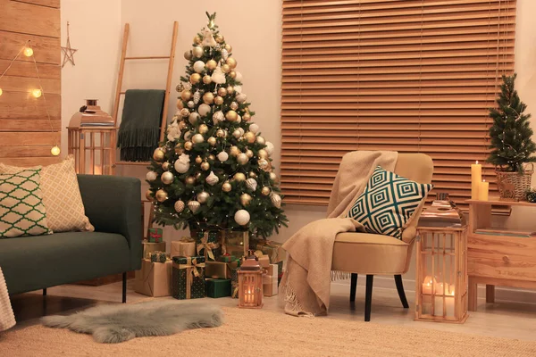Όμορφο Χριστουγεννιάτικο Δέντρο Και Έπιπλα Festively Διακοσμημένο Δωμάτιο — Φωτογραφία Αρχείου