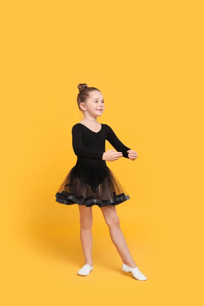 Nettes Kleines Mädchen Schwarzem Kleid Das Auf Gelbem Hintergrund Tanzt — Stockfoto