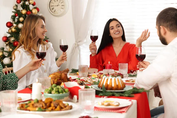 友人と一緒に幸せな家族は自宅でお祝いのディナーを楽しんでいます クリスマス — ストック写真