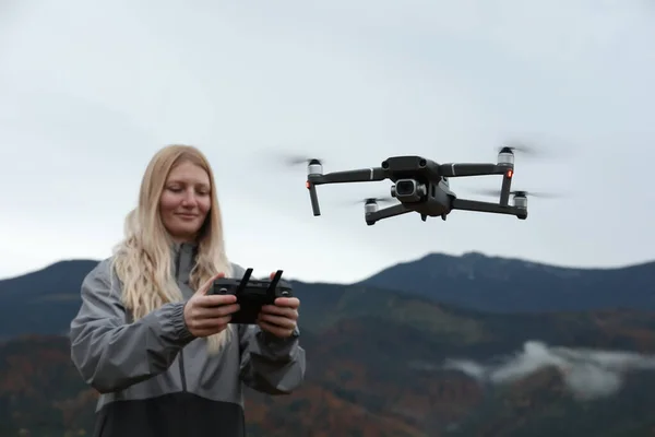 Νεαρή Γυναίκα Που Λειτουργεί Σύγχρονο Drone Τηλεχειριστήριο Στα Βουνά — Φωτογραφία Αρχείου
