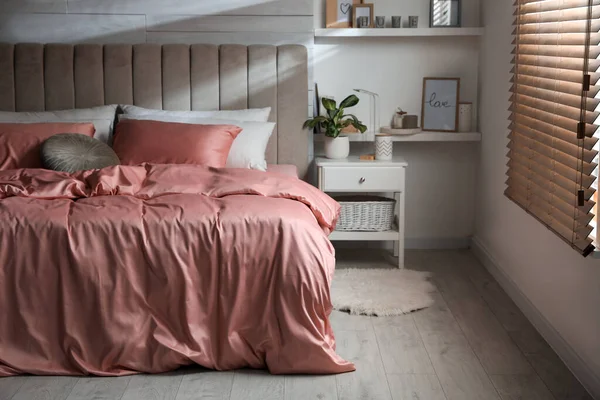 Lit Avec Beaux Draps Soyeux Dans Intérieur Chambre Élégante — Photo