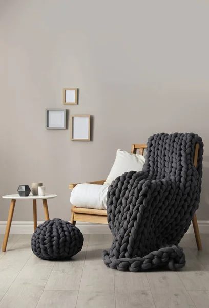 Weiche Klobige Strickdecke Auf Sessel Zimmer Innenarchitektur — Stockfoto