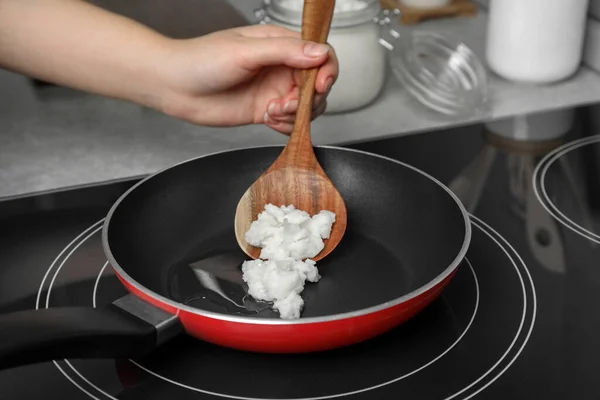 Mujer Cocinando Con Aceite Coco Estufa Inducción Primer Plano —  Fotos de Stock