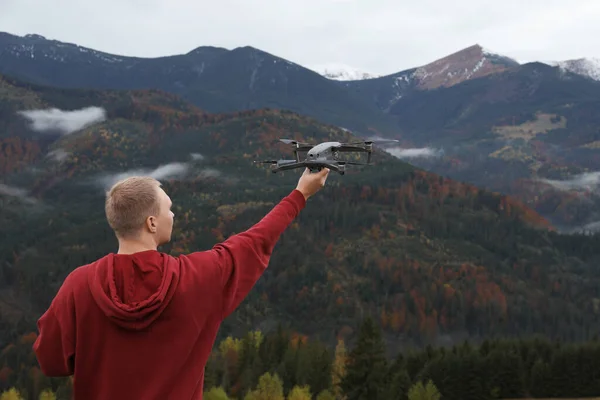 Νεαρός Μοντέρνο Drone Στα Βουνά Πίσω Όψη — Φωτογραφία Αρχείου