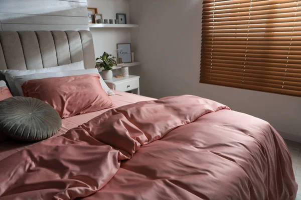 Κρεβάτι Όμορφα Μεταξένια Λινά Στο Κομψό Εσωτερικό Του Δωματίου — Φωτογραφία Αρχείου