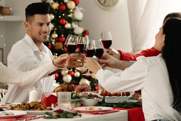 Glückliche Familie Mit Ihren Freunden Beim Gläserklirren Beim Festlichen Abendessen — Stockfoto