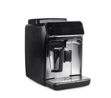 Modern elektrikli kahve makinesi beyaza izole edilmiş.