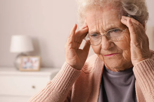 Starsza Kobieta Bólem Głowy Domu — Zdjęcie stockowe