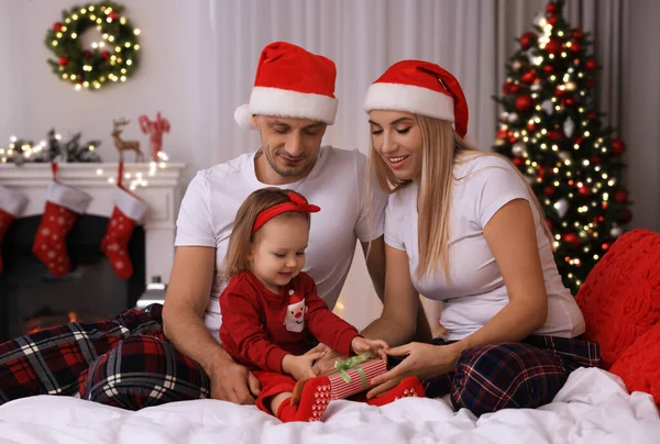 Familia Feliz Con Sombreros Santa Habitación Decorada Para Navidad — Foto de Stock