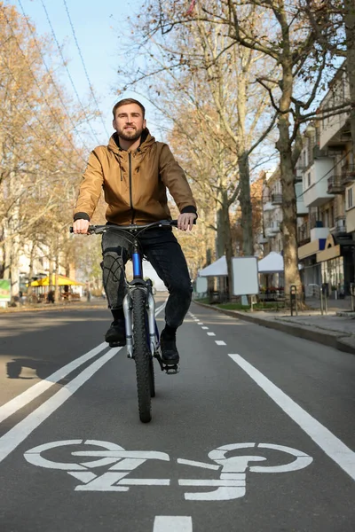 Heureux Bel Homme Vélo Sur Voie Ville — Photo