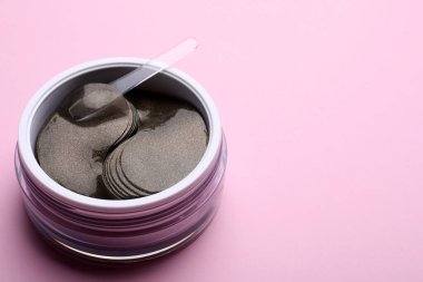 Pembe arka planda göz altı bantları paketi, mesaj için boşluk. Kozmetik ürünü