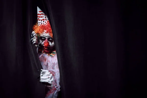 Pauroso Clown Nascosto Dietro Tende Nere Spazio Testo Costume Festa — Foto Stock
