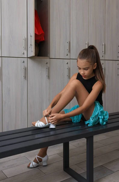 Kleines Mädchen Zieht Schuhe Umkleidekabine — Stockfoto