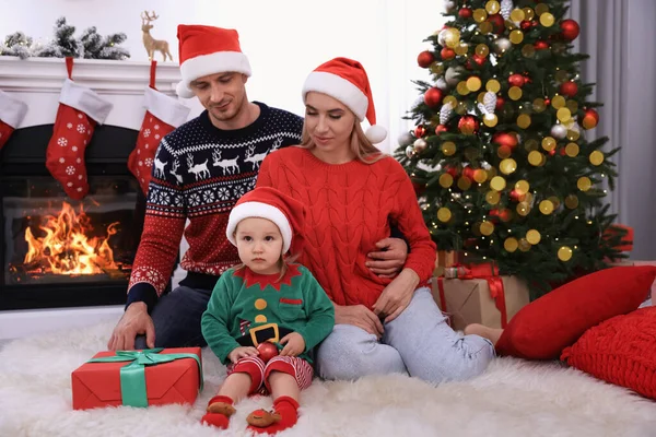 Familia Feliz Con Sombreros Santa Claus Regalo Navidad Habitación Festivamente — Foto de Stock