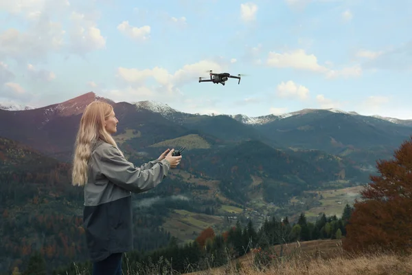 Νεαρή Γυναίκα Που Λειτουργεί Σύγχρονο Drone Τηλεχειριστήριο Στα Βουνά — Φωτογραφία Αρχείου