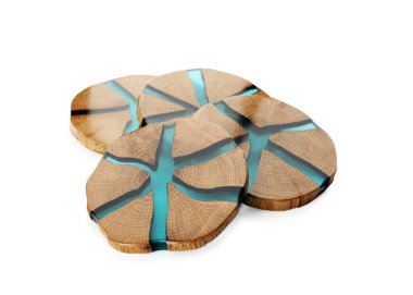 Beyaz zemin üzerinde ahşap bardak altlıkları