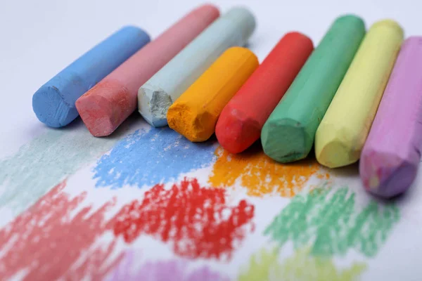 Renkli Tebeşirler Beyaz Arka Planda Karalamalar Yakın Plan Çizim Malzemeleri — Stok fotoğraf