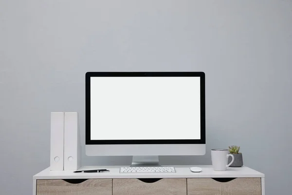 Cómodo Lugar Trabajo Con Pantalla Ordenador Blanco Escritorio Cerca Pared —  Fotos de Stock