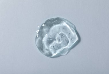 Beyaz arka planda kozmetik jel örneği, üst görünüm