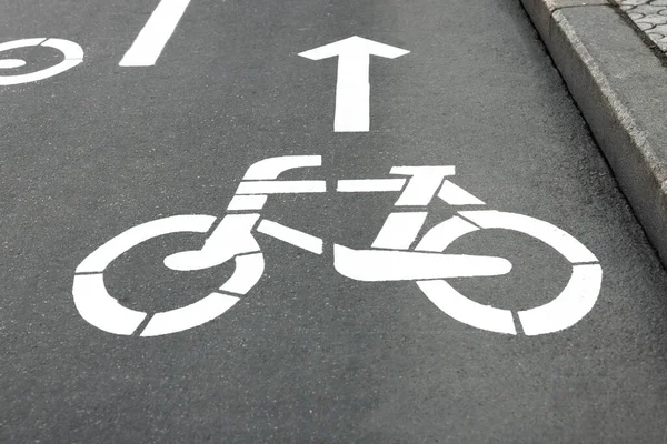 Carril Bici Con Signo Flecha Apuntando Dirección Sobre Asfalto Primer —  Fotos de Stock