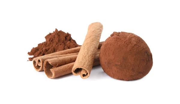 Lahodný Čokoládový Lanýž Kakaovým Práškem Skořicovými Tyčinkami Bílém Pozadí — Stock fotografie