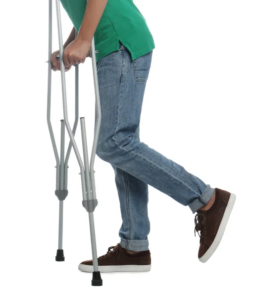 Mann Mit Verletztem Bein Mit Krücken Auf Weißem Hintergrund Nahaufnahme — Stockfoto