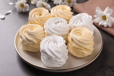 Gri masadaki lezzetli zephyrs tabağı.