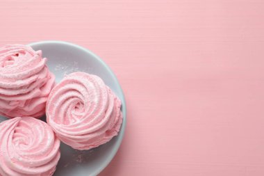 Pembe masa üzerinde nefis zephyrs tabağı, üst manzara. Metin için boşluk