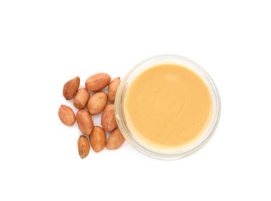 Fıstık ezmeli kavanoz ve fındıklı beyaz arka plan, üst manzara.