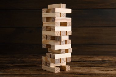 Masadaki tahta bloklardan yapılmış Jenga kulesi