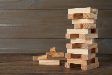 Masadaki tahta bloklardan yapılmış Jenga kulesi, metin için boşluk