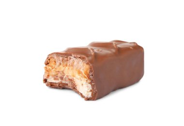 Karamel, fındık ve fındıklı çikolata beyaz üzerine izole edilmiş.