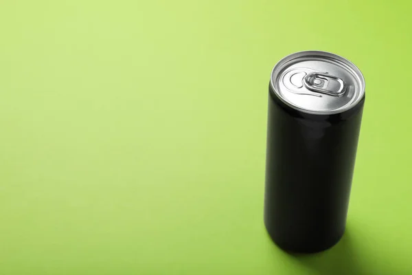 Lata Negra Bebida Energética Sobre Fondo Verde Claro Espacio Para — Foto de Stock