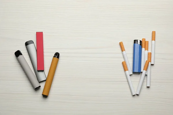 Cigarrillos Con Dispositivos Vapeo Más Ligeros Diferentes Sobre Fondo Madera — Foto de Stock