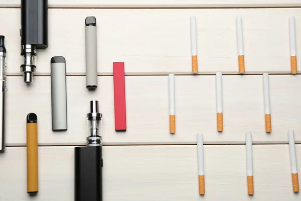 Verschillende Damptoestellen Sigaretten Witte Houten Tafel Plat Gelegd Alternatief Roken — Stockfoto