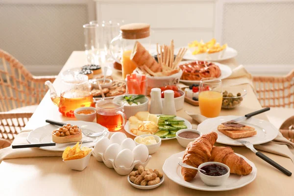 Plats Avec Différents Aliments Sur Table Dans Chambre Brunch Luxe — Photo