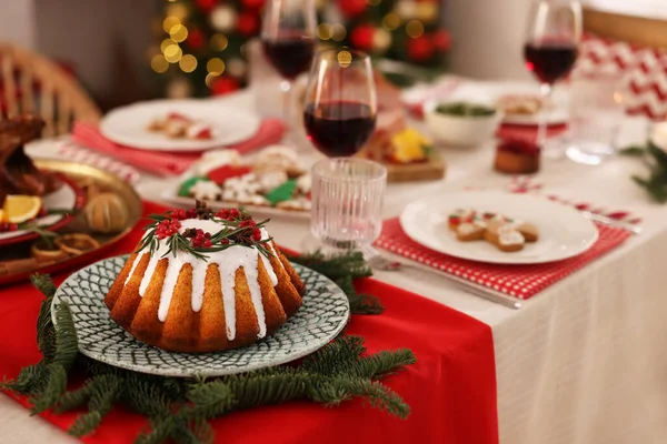 Cena Festiva Con Deliziosa Torta Servita Sul Tavolo Chiuso Spazio — Foto Stock