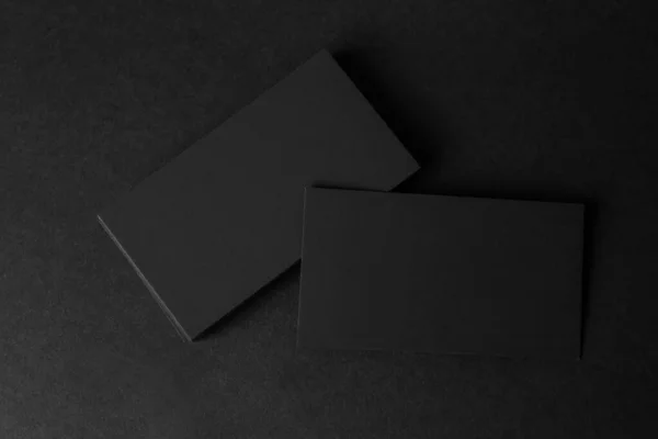 Üres Névjegykártyák Fekete Háttérrel Lapos Fekvéssel Mockup Tervezéshez — Stock Fotó