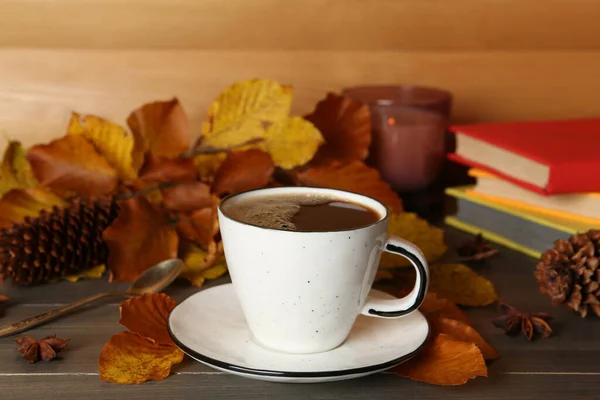 Sammansättning Med Kopp Varmt Kaffe Och Höstlöv Träbord — Stockfoto