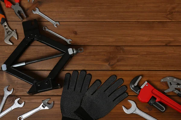 Car Scissor Jack Gloves Different Tools Wooden Surface Flat Lay — Stock Photo, Image