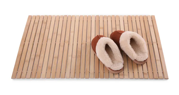 Bambusteppich Mit Weichen Hausschuhen Isoliert Auf Weiß Badezubehör — Stockfoto