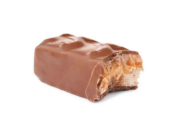 一块带有焦糖 坚果和牛油果的巧克力棒 与白色隔离 — 图库照片