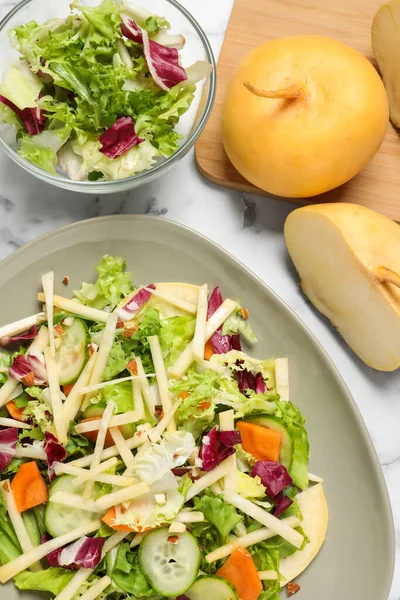 Köstlicher Rübensalat Auf Weißem Marmortisch Flach — Stockfoto