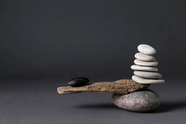 Piedras Con Rama Árbol Sobre Fondo Negro Concepto Armonía Equilibrio Imagen De Stock