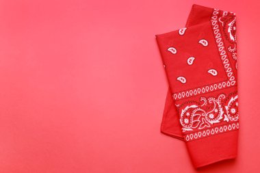 Kırmızı arka planda desenli katlanmış bandana, üst manzara. Metin için boşluk